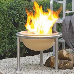 Hot Waschbär Feuerschale auf Edelstahlständer.