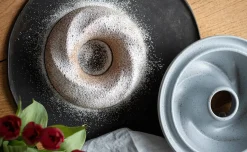 Outlet Waschbär Gugelhupfbäcker aus glasierter Keramik.