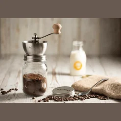 Discount Waschbär Kaffeemühle mit Drehkurbelmahlwerk.