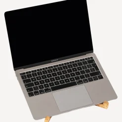 Sale Waschbär Laptophalter aus Eichenholz.