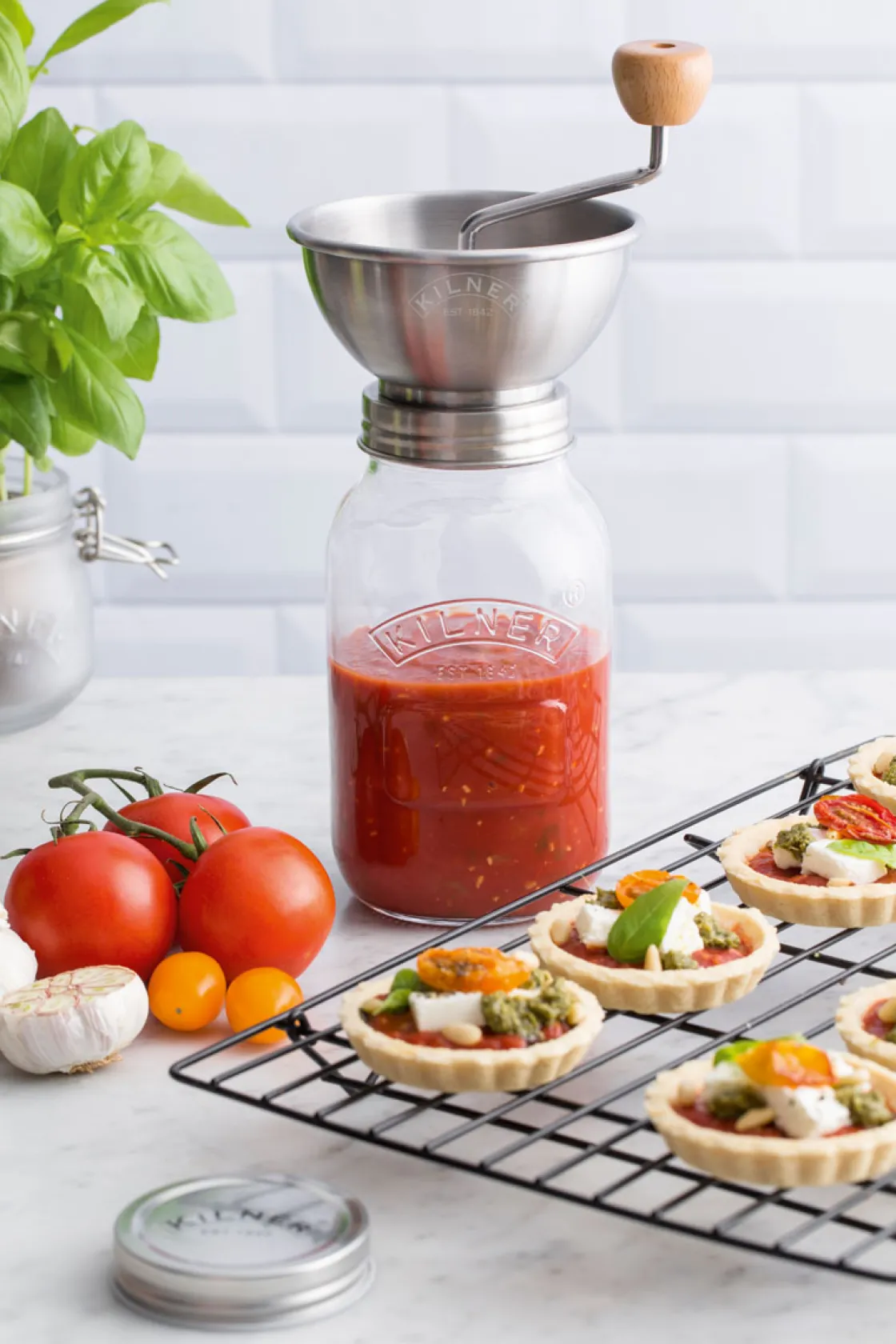 Discount Waschbär Passiermühle mit Vorratsglas.