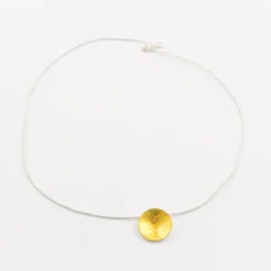 Outlet Waschbär Runder Kettenanhänger mit Blattgold.