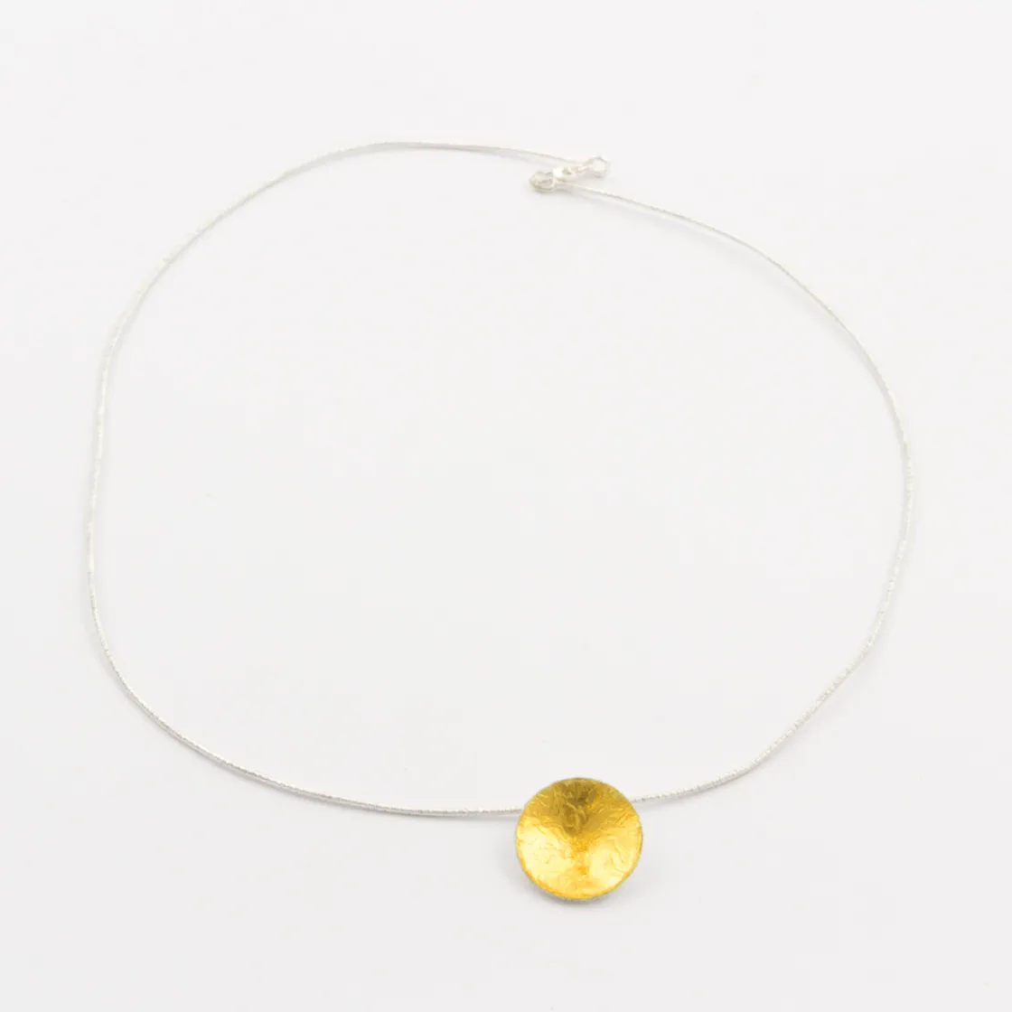 Outlet Waschbär Runder Kettenanhänger mit Blattgold.