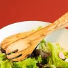 Hot Waschbär Salatbesteck aus Olivenholz.
