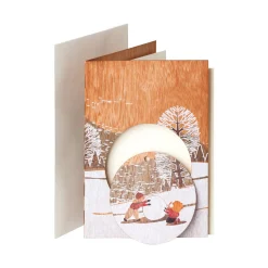 Hot Waschbär Weihnachtskarten aus Holz »Schneemann & Schlitten«, 2er-Set.